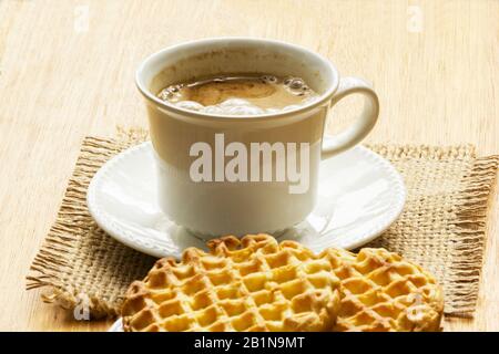 Tasse Kaffee und Waffeln Stockfoto