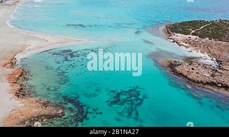 Luftaufnahmen aus einer schönen, an Land gelegenen Lagune mit türkisfarbenem Wasser am Strand von Nissi Cyprus Ayia Napa Stockfoto