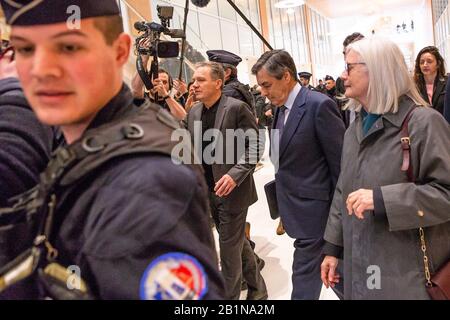 Paris, Frankreich. Februar 2020. Der ehemalige französische Premierminister Francois Fillon (2. R) und seine Frau Penelope Fillon (1. R) treffen am 26. Februar 2020 im Pariser Courthouse zur Eröffnungsanhörung seines Prozesses wegen gefälschter Arbeitsvorwürfe ein. Kredit: Aurelien Morissard/Xinhua/Alamy Live News Stockfoto