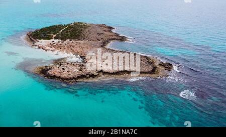 Luftaufnahmen aus einer schönen, an Land gelegenen Lagune mit türkisfarbenem Wasser am Strand von Nissi Cyprus Ayia Napa Stockfoto