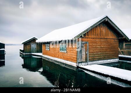 Schneebedecktes Bootshaus in Tutzing am Starnberger See, Deutschland, Bayern Stockfoto