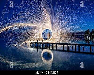 Herz aus Licht auf der Promenade des Starnberger Sees, Deutschland, Bayern Stockfoto