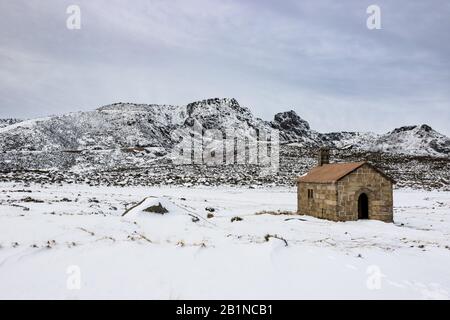 Nave de Santo António, in Serra da Estrela, mit Schnee Stockfoto