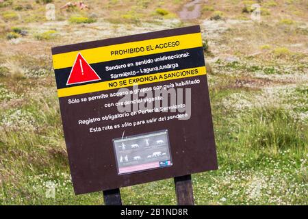 Ein Warnschild über Puma im Nationalpark Torres del Paine, Patagonien, Chile. Stockfoto