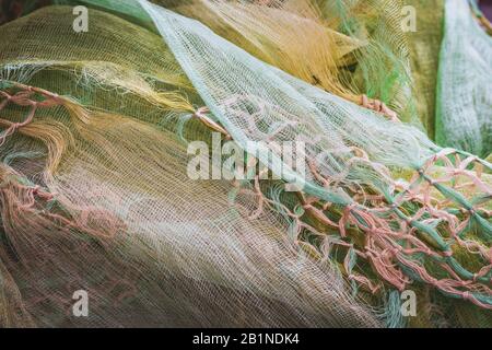 Makrame Knoten schmücken eine grün zerknitterte Schal Stockfoto