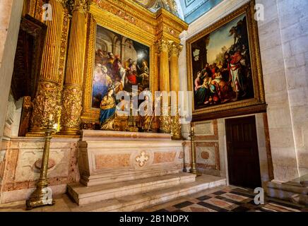 Blick auf die Kapelle der Heiligen Familie, erbaut 1634 in der Jesuitenkirche von Saint Roch, in Bairro Alto, Lissabon, Portugal Stockfoto