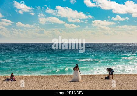 Cancun, Mexiko - 2. Februar 2019: Eine Frau fotografiert in der Nähe des wunderschönen karibischen Meeres in Cancun. Stockfoto