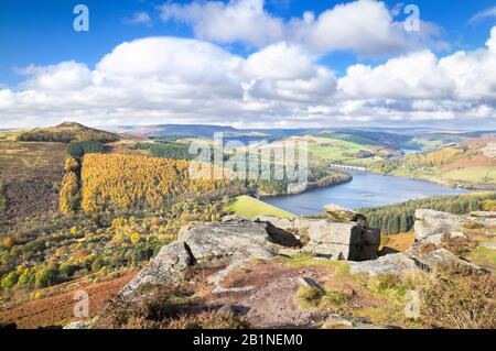 Blick auf die Landschaft im Herbst von Bamford Edge auf Win Hill (links) rund um den Ladybower Reservoir und die Ashopton Bridge, Peak District, Derbyshire, Großbritannien Stockfoto