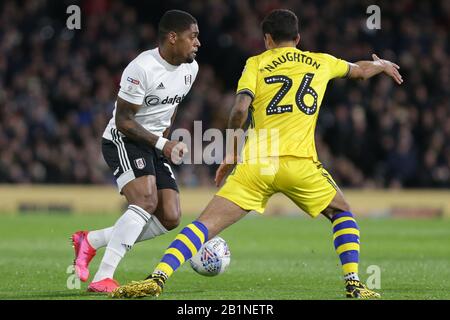 London, ENGLAND - 26. FEBRUAR Ivan Cavaleiro aus Fulham nimmt Kyle Naughton aus Swansea City während des Sky Bet Championship Matches zwischen Fulham und Swansea City in Craven Cottage, London am Mittwoch, 26. Februar 2020, ein. (Kredit: Jacques Feeney / MI News) Foto darf nur für redaktionelle Zwecke in Zeitungen und/oder Zeitschriften verwendet werden, Lizenz für kommerzielle Nutzung erforderlich Kredit: MI News & Sport /Alamy Live News Stockfoto