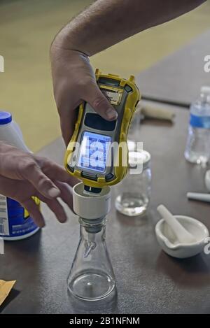 Emporia Kansas, USA, 6. Mai 2014 Mitglieder der Feuerwehr von Emporia Kansas verwenden ein Testmessgerät, um bei einer CBRN-Bohrmaschine (Chemical, Biological, Radiation, Nuclear) auf Gefahrstoffe zu prüfen. Stockfoto