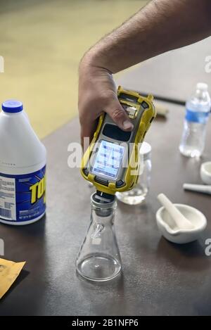 Emporia Kansas, USA, 6. Mai 2014 Mitglieder der Feuerwehr von Emporia Kansas verwenden ein Testmessgerät, um bei einer CBRN-Bohrmaschine (Chemical, Biological, Radiation, Nuclear) auf Gefahrstoffe zu prüfen. Stockfoto