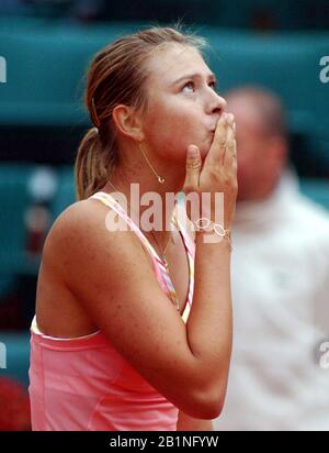 Paris, Frankreich. Mai 2006. French Open Tennis Roland Garros Paris 28/05/2006 Maria Sharapova (RUS) blickt in den Himmel, als sie einen Schrecken zum ersten Match Credit übersteht: Roger Parker/Alamy Live News Stockfoto