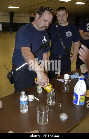 Emporia Kansas, USA, 6. Mai 2014 Mitglieder der Feuerwehr von Emporia Kansas verwenden ein Testmessgerät, um bei einer CBRN-Bohrmaschine (Chemical, Biological, Radiation, Nuclear) auf Gefahrstoffe zu prüfen. Stockfoto