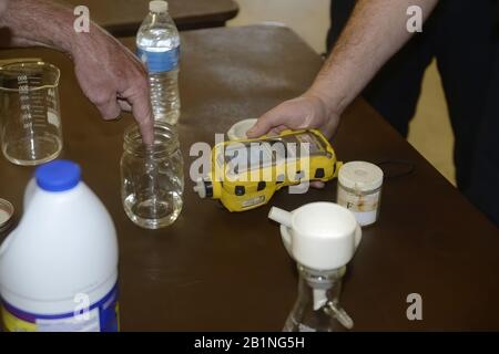 Emporia Kansas, USA, 6. Mai 2014 Mitglieder der Feuerwehr von Emporia Kansas verwenden ein Testmessgerät, um bei einer CBRN-Bohrmaschine (Chemical, Biological, Radiation, Nuclear) auf Gefahrstoffe zu prüfen. Stockfoto