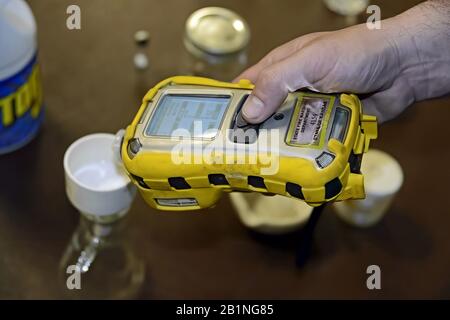 Emporia Kansas, USA, 6. Mai 2014 Mitglieder der Feuerwehr von Emporia Kansas verwenden ein Testmessgerät, um bei einer CBRN-Bohrmaschine (Chemical, Biological, Radiation, Nuclear) auf Gefahrstoffe zu prüfen. Stockfoto