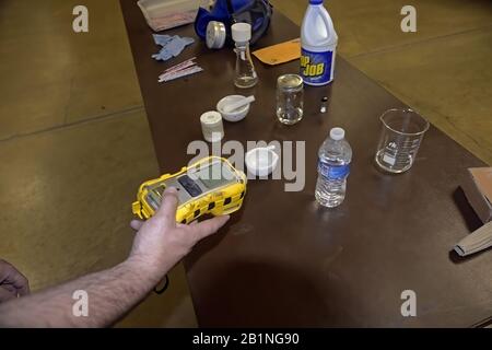 Emporia Kansas, USA, 6. Mai 2014 Mitglieder der Feuerwehr von Emporia Kansas verwenden ein Testmessgerät, um bei einer CBRN-Bohrmaschine (Chemical, Biological, Radiation, Nuclear) auf Gefahrstoffe zu prüfen. Stockfoto