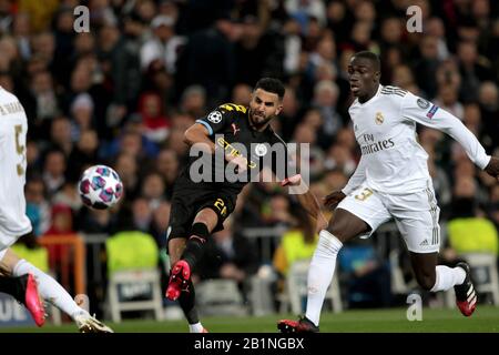 Madrid, Spanien. Februar 2020. Madrid, Spanien; 26/02/2020.- Real Madrid vs Manchester City 1. Etappe der Champions League Runde 16 im Stadion Santiago Bernabeu, Madrid.Riyad Mahrez (L) Manchester City und Ferland Mendy Real Madrid. Endstand 1-2 Manchester City Sieger. Credit: Juan Carlos Rojas/Picture Alliance weltweite Nutzung / dpa / Alamy Live News Stockfoto