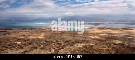 Ein computergroßes Banner zeigt den bunten Blick auf die Wüste und das Tote Meer von der Spitze Masadas in Israel. Stockfoto