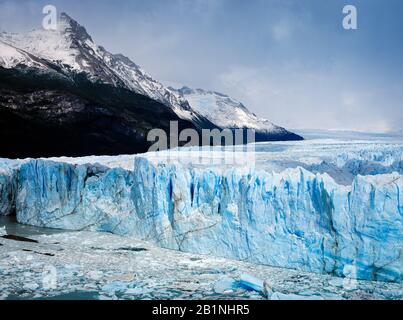 Nationalpark LOS GLACIARES, ARGENTINIEN - CIRCA FEBRUAR 2019: Blick auf den Glacier Perito Moreno, ein berühmtes Wahrzeichen innerhalb der Los Glaciares National P Stockfoto