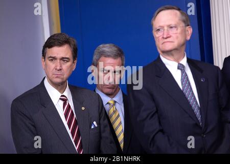 Der amtierende Direktor der US-amerikanischen Staatsbürgerschafts- und Einwanderungsbehörde Ken Cuccinelli hört zu, wie Präsident Donald J. Trump während einer Pressekonferenz im James S. Brady Briefing Room des Weißen Hauses in Washington, DC, USA, am Mittwoch, 26. Februar 2020 Bemerkungen vorlegt. Trump, dem Mitglieder der Coronavirus Task Force beigetreten sind, versuchte, die Bedenken bezüglich des Coronavirus zu verringern, nachdem Gesundheitsbeamte den Gesetzgebern mitgeteilt hatten, dass es scheinbar unvermeidlich sei, dass sich die Krankheit in den Vereinigten Staaten ausbreiten werde. Kredit: Stefani Reynolds/CNP /MediaPunch Stockfoto