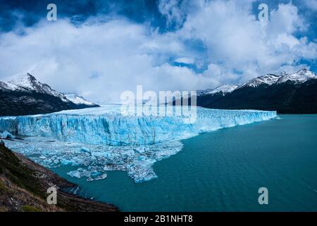 Nationalpark LOS GLACIARES, ARGENTINIEN - CIRCA FEBRUAR 2019: Blick auf den Glacier Perito Moreno, ein berühmtes Wahrzeichen innerhalb der Los Glaciares National P Stockfoto