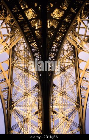 Paris, Frankreich. Der Eiffelturm ist ein schmiedeeiserner Gitterturm auf dem Champ de Mars in Paris, Frankreich. Es ist nach dem Ingenieur Gustave Eiffel benannt. Stockfoto