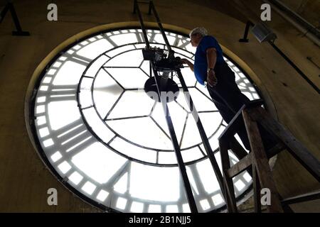 SÃ£O Paulo, SÃ£o Paulo, Brasilien. Februar 2020. SÃ£o Paulo (SP), 26/02/2020 - tägliches Leben in Sao Paulo - Ein Mitarbeiter steigt eine Leiter, um eine riesige Uhr zu überprüfen, am 26. Februar 2020 in der Station JÃºlio Prestes in SÃ£o Paulo. Kredit: CRIS Faga/ZUMA Wire/Alamy Live News Stockfoto