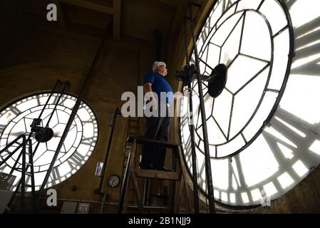 SÃ£O Paulo, SÃ£o Paulo, Brasilien. Februar 2020. SÃ£o Paulo (SP), 26/02/2020 - tägliches Leben in Sao Paulo - Ein Mitarbeiter steigt eine Leiter, um eine riesige Uhr zu überprüfen, am 26. Februar 2020 in der Station JÃºlio Prestes in SÃ£o Paulo. Kredit: CRIS Faga/ZUMA Wire/Alamy Live News Stockfoto