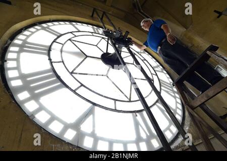 SÃ£O Paulo, SÃ£o Paulo, Brasilien. Februar 2020. SÃ£o Paulo (SP), 26/02/2020 - tägliches Leben in Sao Paulo - Ein Mitarbeiter steigt eine Leiter, um eine riesige Uhr zu überprüfen, am 26. Februar 2020 in der Station JÃºlio Prestes in SÃ£o Paulo. Kredit: CRIS Faga/ZUMA Wire/Alamy Live News Stockfoto