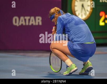 Doha, Katar. Februar 2020. Kiki Bertens aus den Niederlanden reagiert beim dritten Vorrundenspiel im Dameneinzel gegen Zheng Saisai aus China bei den WTA Katar Open 2020 in Doha, Katar, 26. Februar 2020. Kredit: Nikku/Xinhua/Alamy Live News Stockfoto
