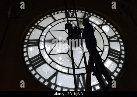 SÃ£O Paulo, SÃ£o Paulo, Brasilien. Februar 2020. SÃ£o Paulo (SP), 26/02/2020 - tägliches Leben in Sao Paulo - Ein Mitarbeiter steigt eine Leiter, um eine riesige Uhr zu überprüfen, am 26. Februar 2020 in der Station JÃºlio Prestes in SÃ£o Paulo. Kredit: CRIS Faga/ZUMA Wire/Alamy Live News Stockfoto