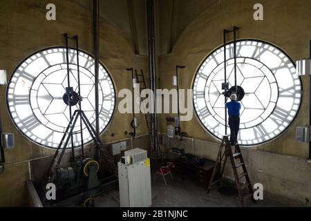 SÃ£O Paulo, SÃ£o Paulo, Brasilien. Februar 2020. SÃ£o Paulo (SP), 26/02/2020 - tägliches Leben in Sao Paulo - Ein Mitarbeiter steigt eine Leiter, um eine riesige Uhr zu überprüfen, am 26. Februar 2020 in der Station JÃºlio Prestes in SÃ£o Paulo. Kredit: CRIS Faga/ZUMA Wire/Alamy Live News Stockfoto