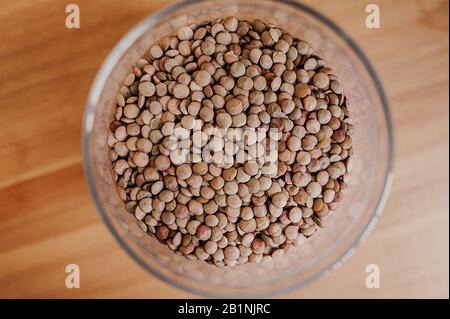 Reinigen Sie ausgewählte vegetarische Groat aus der Umwelt in einem Glas wiederfüllbaren Aufbewahrungsbecher, die Option zur Aufbewahrung intelligenter Lebensmittel in der Küche Stockfoto