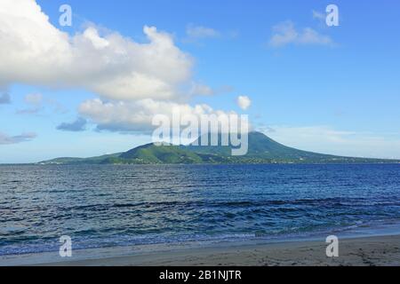 Tag der Nevis Peak Vulkan gegenüber von St. Kitts Stockfoto