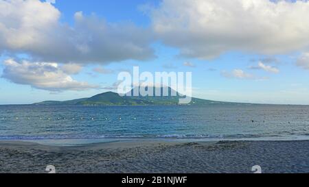 Tag der Nevis Peak Vulkan gegenüber von St. Kitts Stockfoto