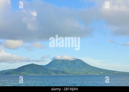 Tag der Nevis Peak Vulkan gegenüber von St. Kitts Stockfoto