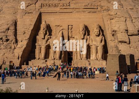 Abu Simbel, Ägypten - Touristenmassen vor dem Tempeleingang des Königs Ramses II Stockfoto