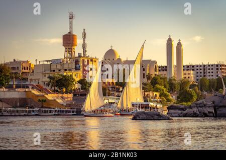 Assuan, Ägypten - Felucca-Segelboote auf dem Nilfluss Stockfoto