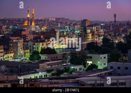 Assuan, Ägypten - Blick auf die Stadt vom Dach des Hotels bei Sonnenuntergang Stockfoto