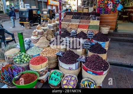 Getrocknete Kräuter und Gewürze zum Verkauf auf dem lokalen Markt in Assuan, Ägypten Stockfoto