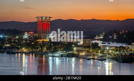 Assuan, Ägypten - Movenpick Hotelgebäude am Ufer des Nils bei Sonnenuntergang Stockfoto