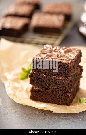 Stapel feuchter, flauschiger Brownies Stockfoto