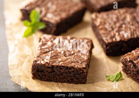 Frisch gebackene Brownies auf einem Pergamentpapier Stockfoto