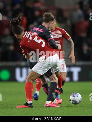 Middlesbrough, ENGLAND - 26. FEBRUAR RYAN Shotton von Middlesbrough kämpft mit Patrick Bamford von Leeds United während des Sky Bet Championship Matches zwischen Middlesbrough und Leeds United im Riverside Stadium, Middlesbrough am Mittwoch, 26. Februar 2020. (Credit: Mark Fletcher/MI News) Foto darf nur für redaktionelle Zwecke in Zeitungen und/oder Zeitschriften verwendet werden, Lizenz für kommerzielle Nutzung erforderlich Credit: MI News & Sport /Alamy Live News Stockfoto