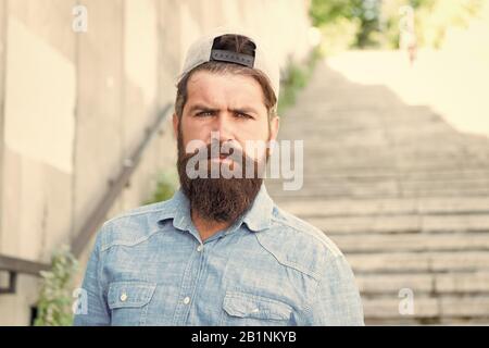 Gesichtsbehaarung Behandlung. Hipster mit Bart brutalen Kerl. Fashion Trend Bart Pflege. Brutalität und Schönheit. Männlichkeit Konzept. Friseur Bart Pflege. Gefühl manly. Styling Bart und Schnurrbart. Stockfoto