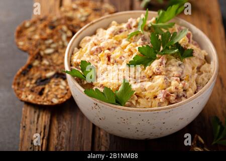 Hausgemachtes reuben-bad mit Rinderkornfleisch Stockfoto