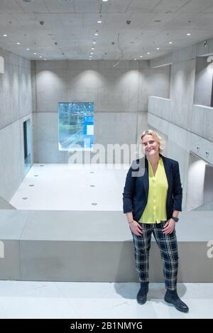 Nürnberg, Deutschland. Februar 2020. Auf der Museumsbaustelle steht die zukünftige Direktorin des Zukunftsmuseums Nürnberg, Marion Grether. Am 1. März tritt die 47-Jährige offiziell ihren neuen Posten in der Filiale Nürnberg des Deutschen Museums in München an. Credit: Daniel Karmann / dpa / Alamy Live News Stockfoto