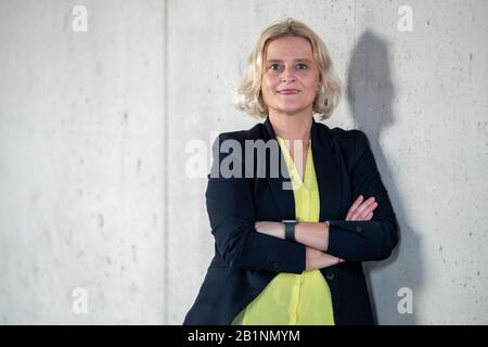 Nürnberg, Deutschland. Februar 2020. Auf der Museumsbaustelle steht die zukünftige Direktorin des Zukunftsmuseums Nürnberg, Marion Grether. Am 1. März tritt die 47-Jährige offiziell ihren neuen Posten in der Filiale Nürnberg des Deutschen Museums in München an. Credit: Daniel Karmann / dpa / Alamy Live News Stockfoto