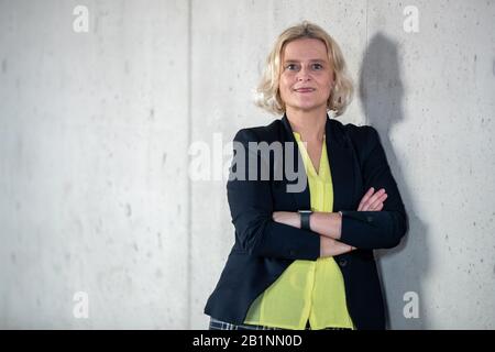 Nürnberg, Deutschland. Februar 2020. Auf der Museumsbaustelle steht die zukünftige Direktorin des Zukunftsmuseums Nürnberg, Marion Grether. Am 1. März tritt die 47-Jährige offiziell ihren neuen Posten in der Filiale Nürnberg des Deutschen Museums in München an. Credit: Daniel Karmann / dpa / Alamy Live News Stockfoto