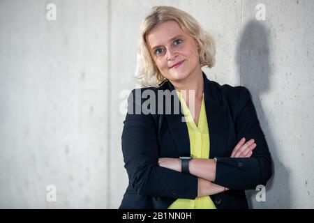 Nürnberg, Deutschland. Februar 2020. Auf der Museumsbaustelle steht die zukünftige Direktorin des Zukunftsmuseums Nürnberg, Marion Grether. Am 1. März tritt die 47-Jährige offiziell ihren neuen Posten in der Filiale Nürnberg des Deutschen Museums in München an. Credit: Daniel Karmann / dpa / Alamy Live News Stockfoto